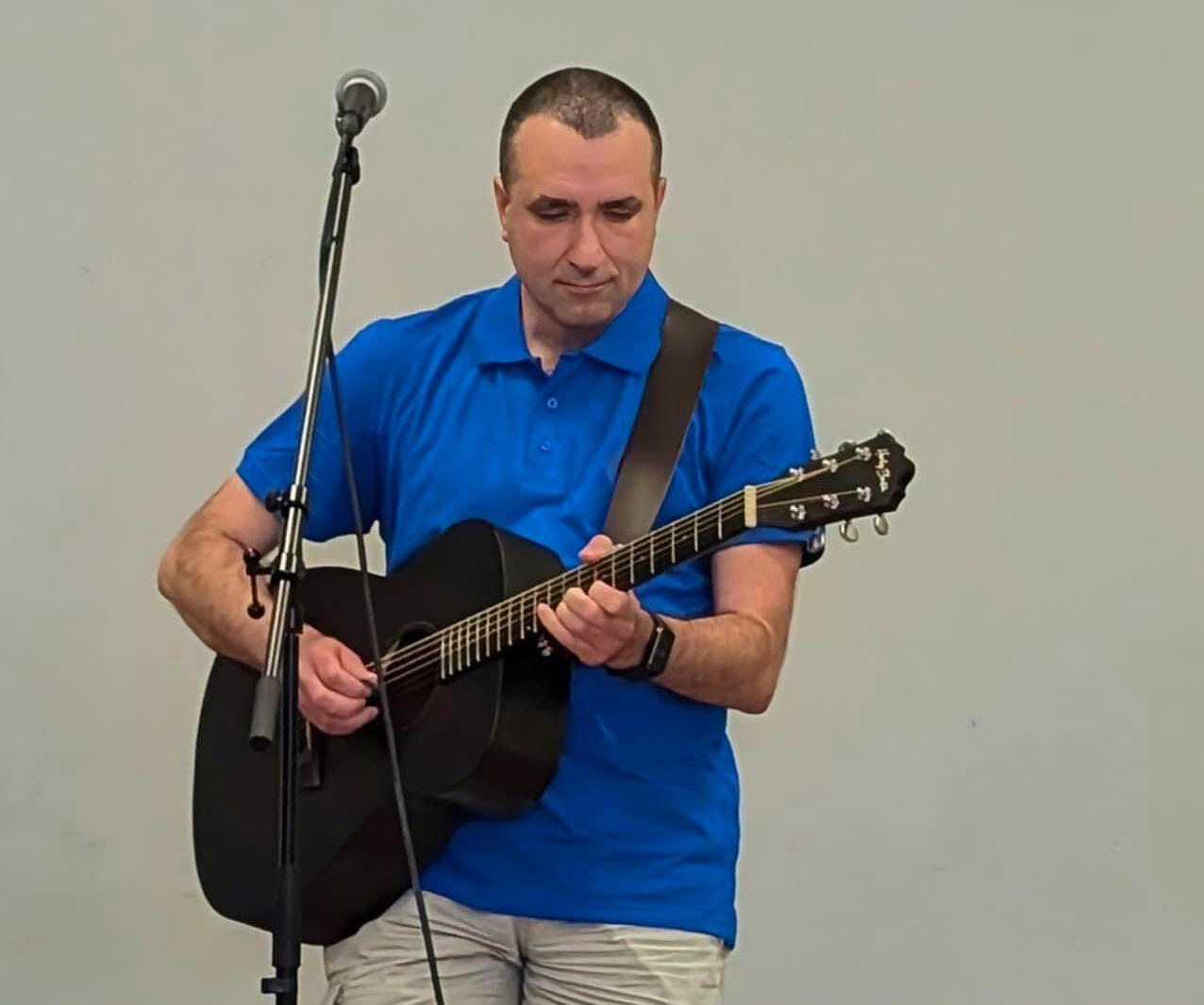 Allerster Auftritt als Singer-Songwriter in Bühne11